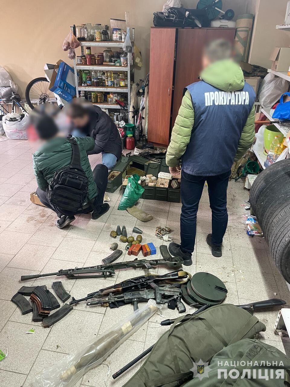 Полиция Львовщины разоблачила незаконных торговцев оружием: изъятый арсенал поражает. Фото