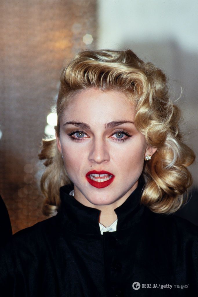 Акторка "Оппенгеймера" прийшла на Оскар 2024 із зачіскою в стилі Мадонни, яку називають шедевром 90-х. Фото
