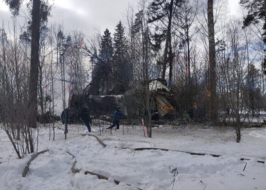 У Росії загорівся в небі та впав у лісосмугу літак Іл-76: усі подробиці. Фото і відео