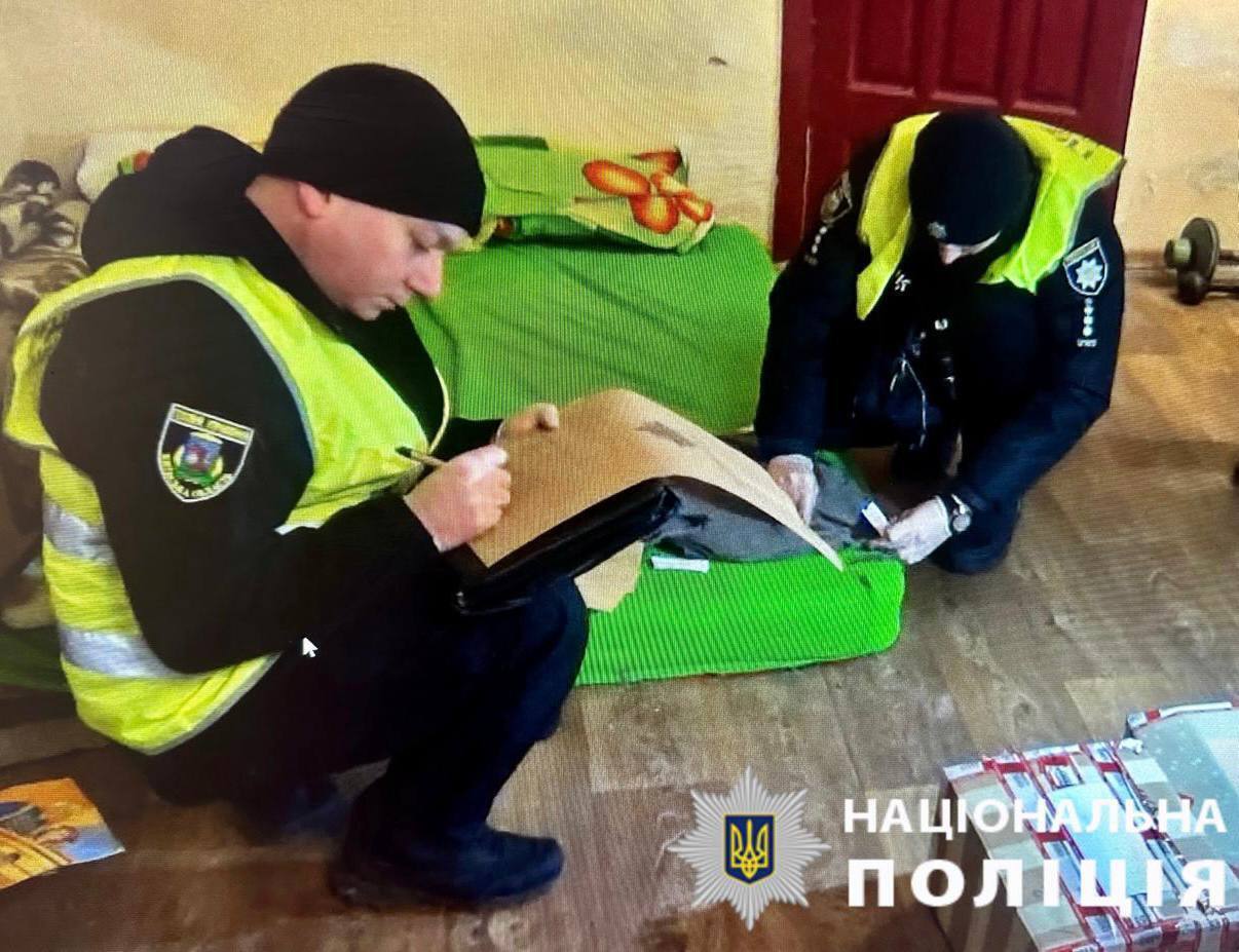 В Киевской области мужчина избил и изнасиловал жену, а затем угрожал полицейским гранатой