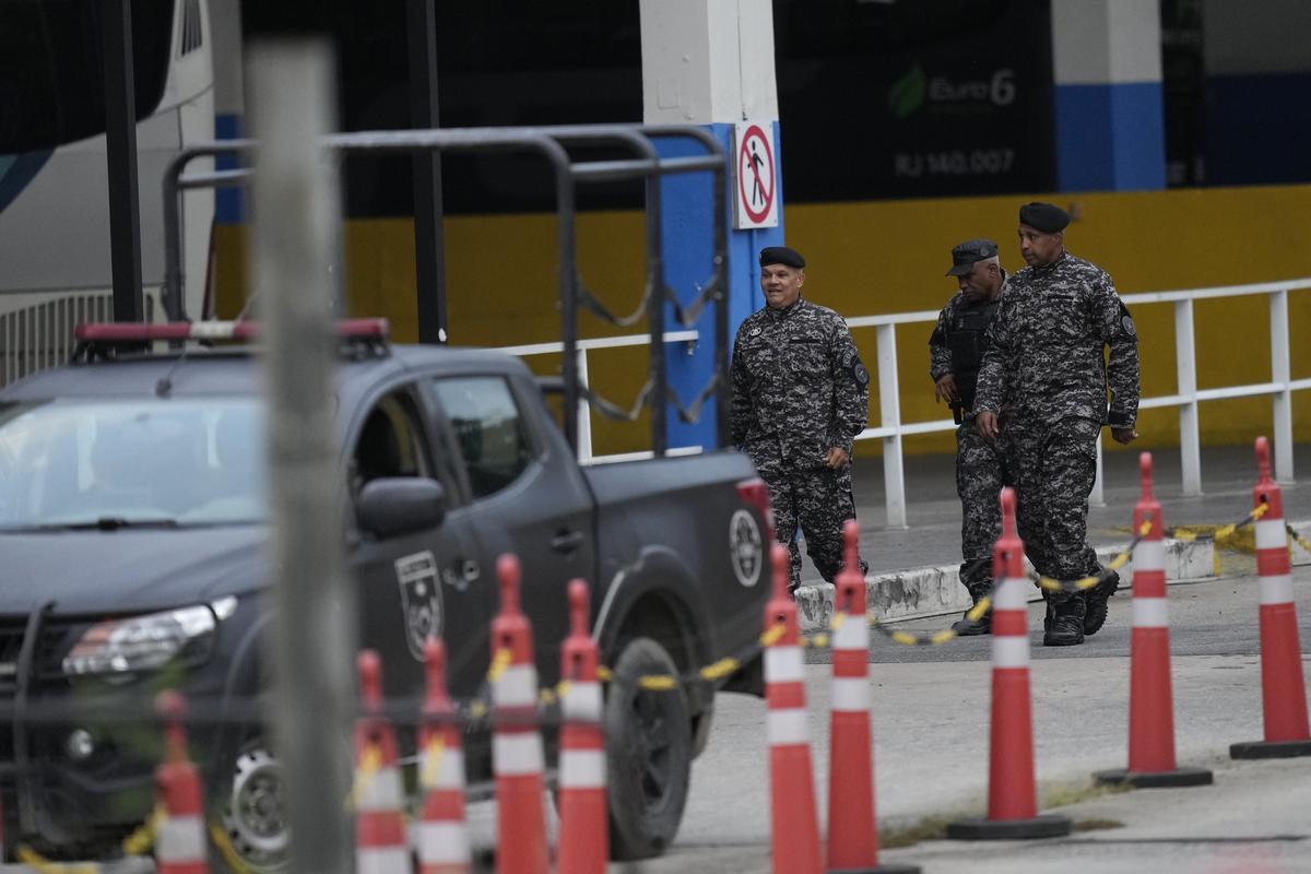 У Ріо-де-Жанейро озброєний чоловік захопив автобус і взяв у заручники пасажирів: що відбувається
