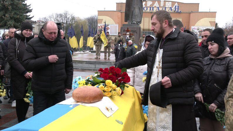 "Дуже любив дітей": у Рівному попрощалися із захисником, який загинув у боях на Донеччині. Фото