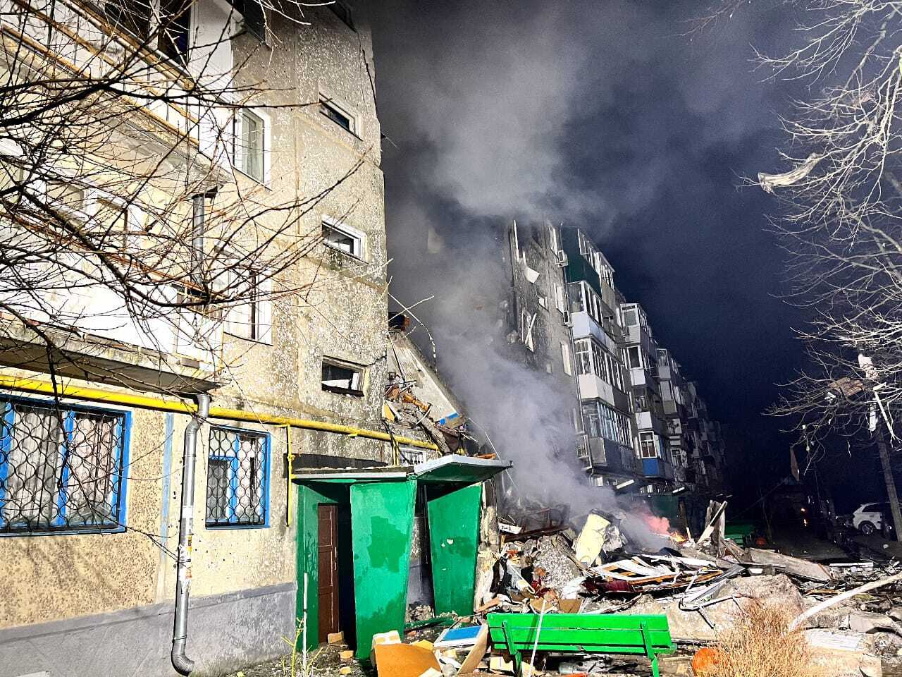 Окупанти атакували Суми, є влучання у житловий будинок і загиблі: з-під завалів врятували 10 людей. Фото
