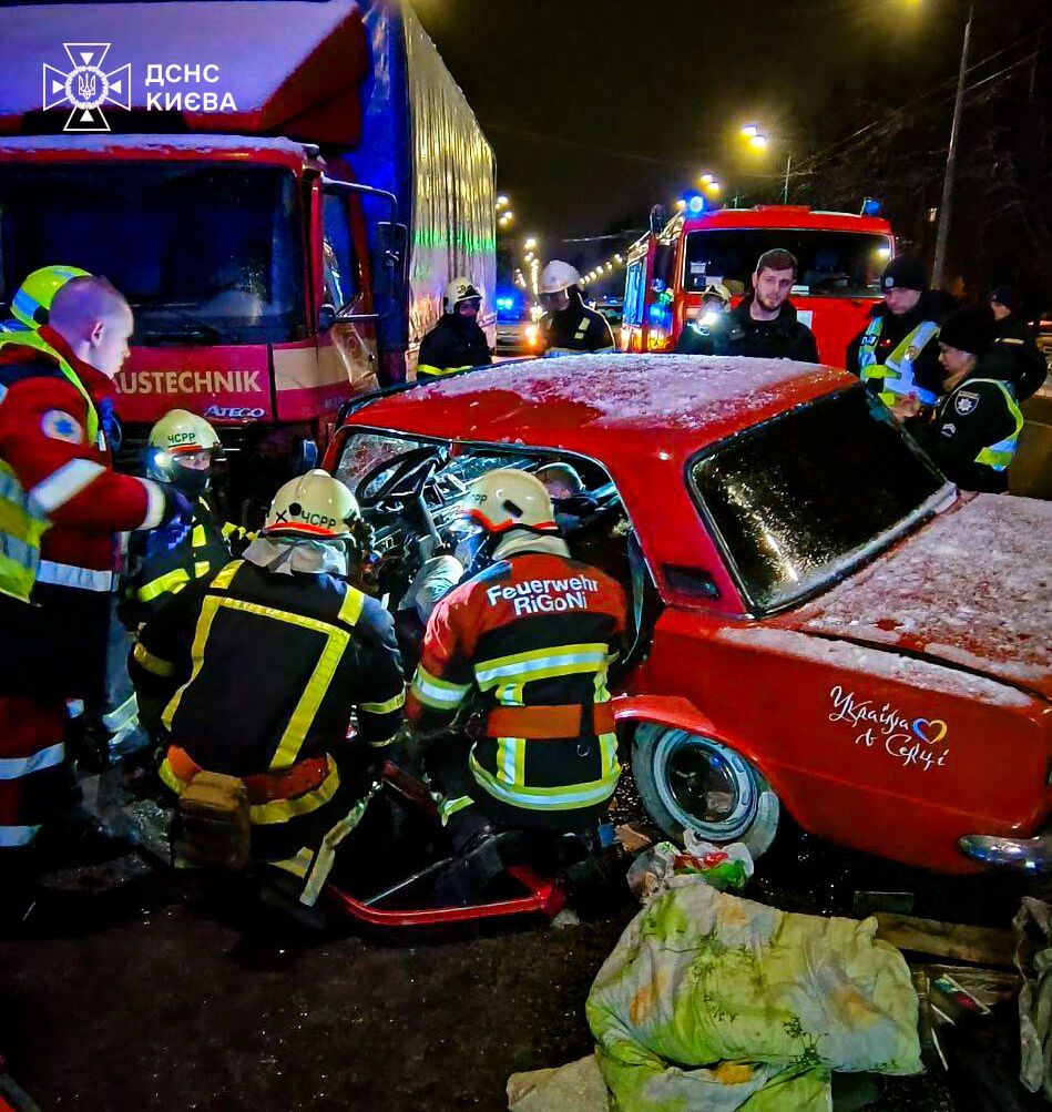 У Києві зіткнулись легковик та вантажівка: постраждалого з авто діставали рятувальники. Фото