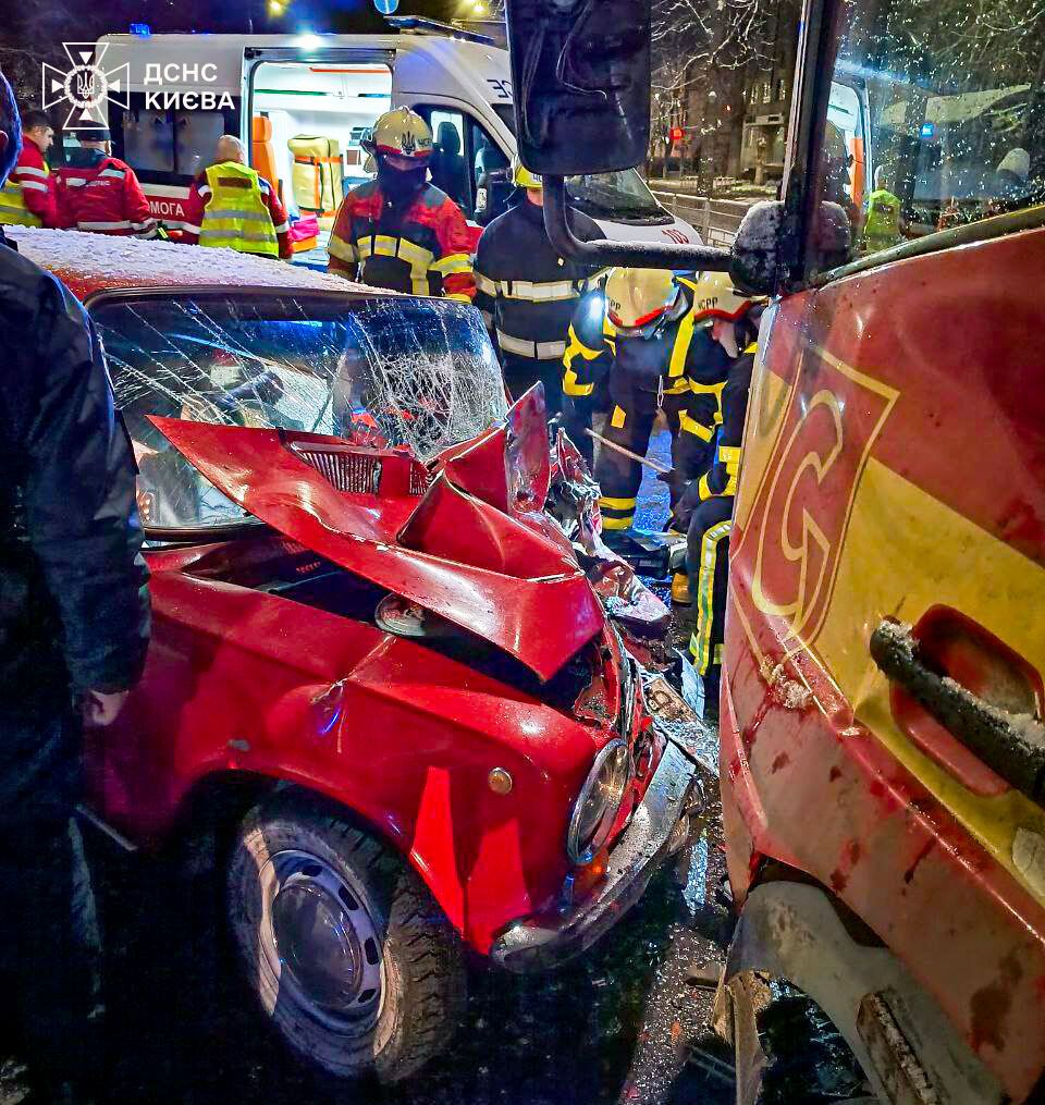 В Киеве столкнулись легковушка и грузовик: пострадавшего из авто доставали спасатели. Фото