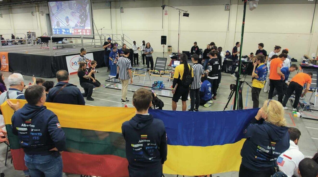 Литовські школярі відмовилися взяти участь у змаганнях із росіянами і демонстративно підняли прапор України. Фото героїв