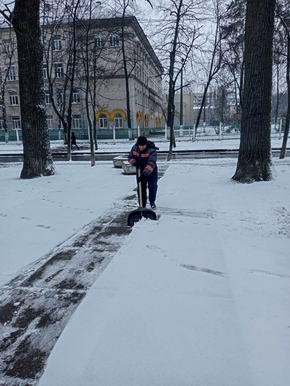 Вранці 13 березня київські комунальники прибирали сніг