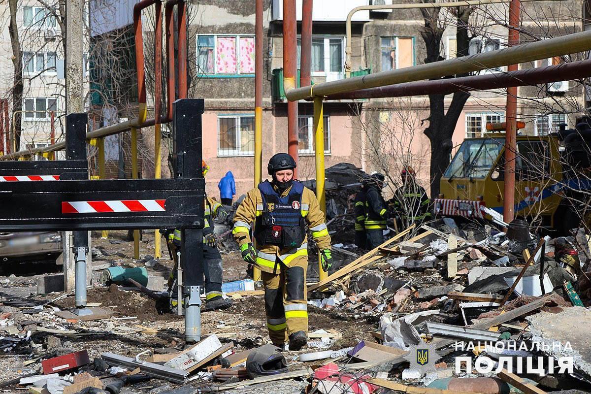 Войска РФ ударили по многоэтажке в Мирнограде: два человека погибли, пять ранены. Фото