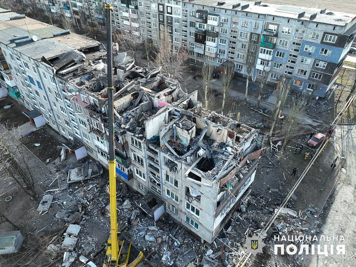 Войска РФ ударили по многоэтажке в Мирнограде: два человека погибли, пять ранены. Фото