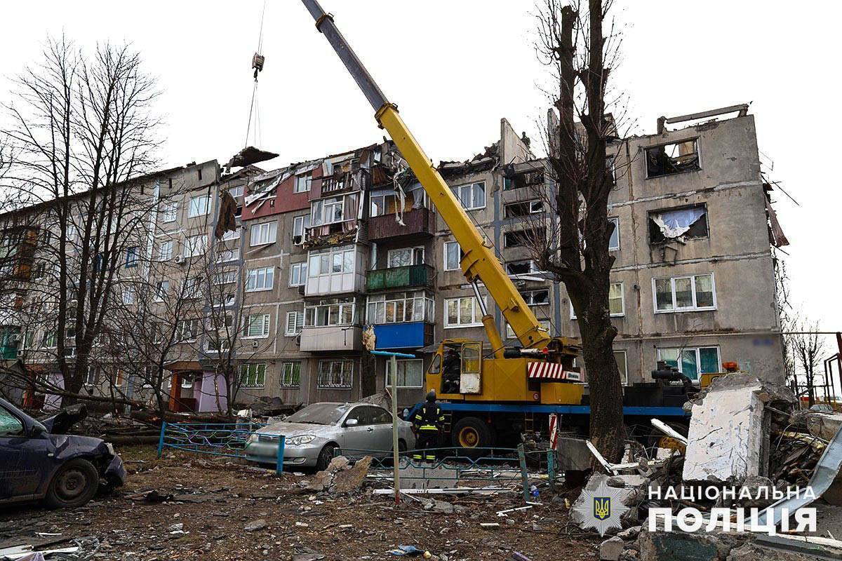 Війська РФ вдарили по багатоповерхівці в Мирнограді: дві людини загинули, п'ять поранено. Фото 
