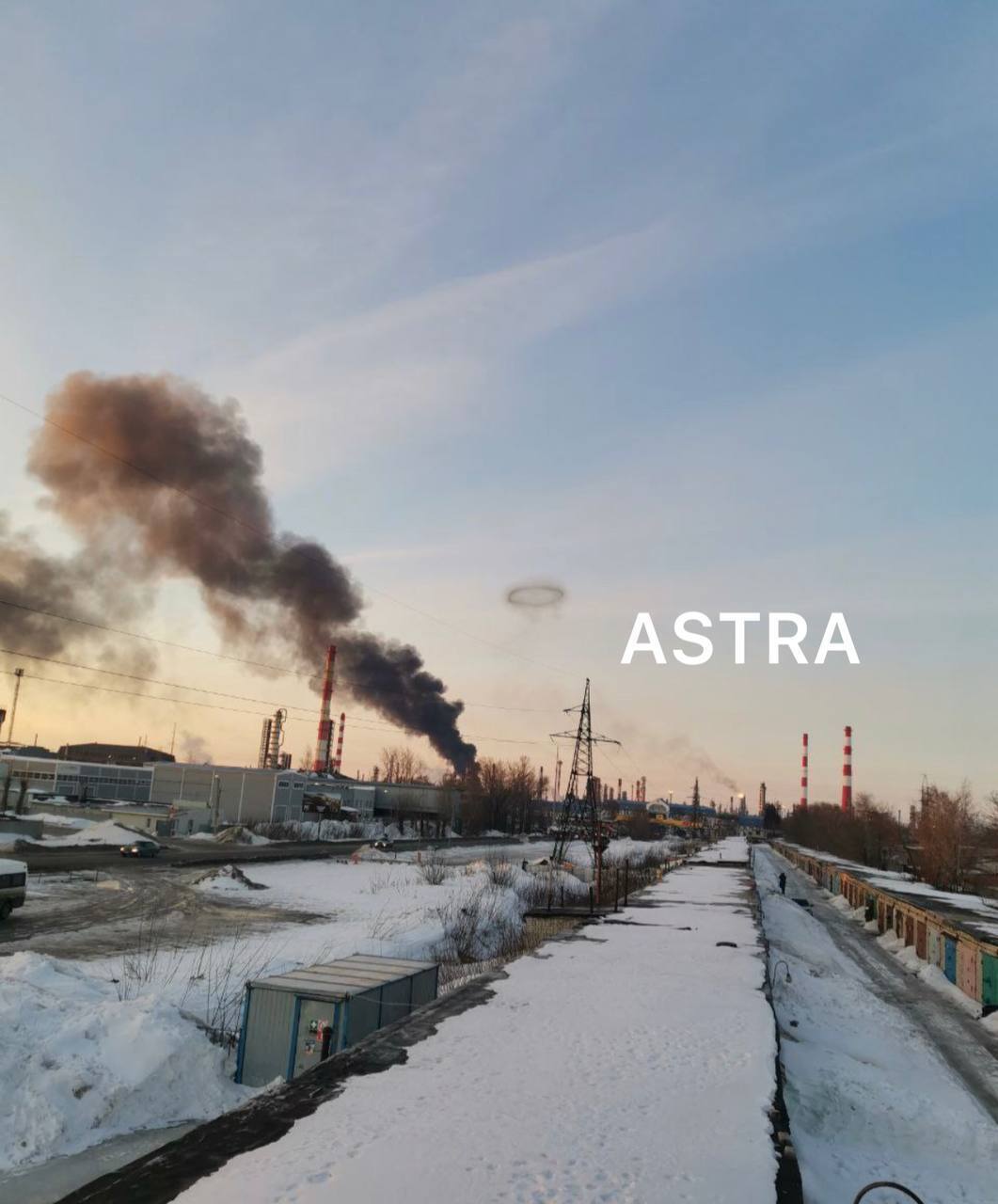 В российской Рязани пожаловались на атаку дронов на нефтезавод, валит черный дым. Фото и видео