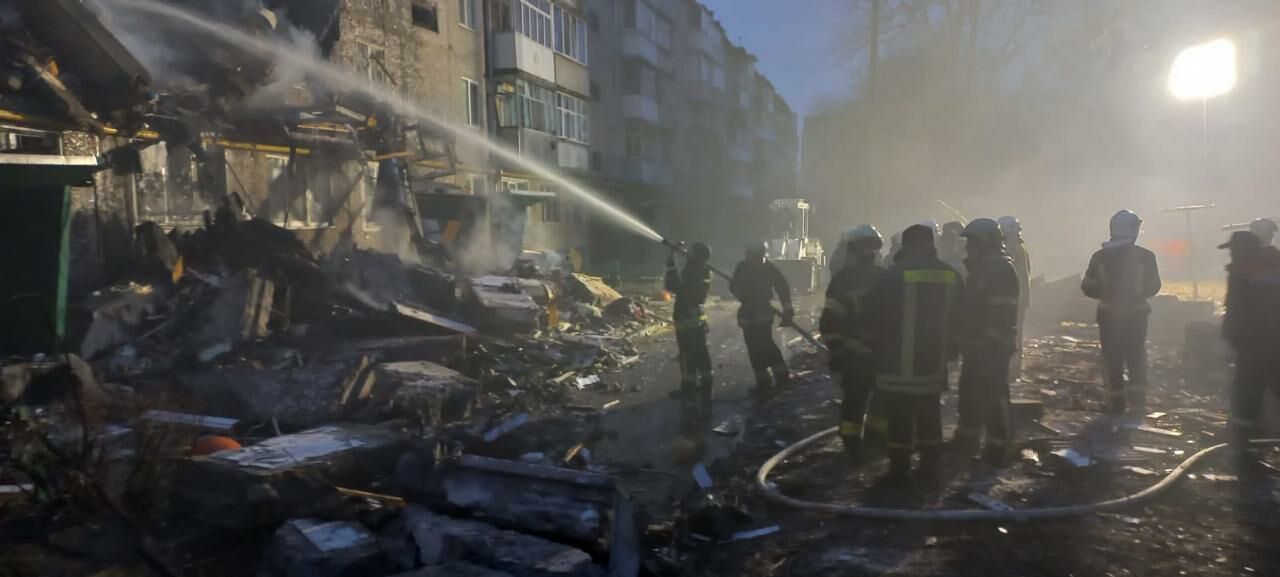 Оккупанты атаковали Сумы, есть попадания в жилой дом и погибшие: из-под завалов спасли 10 человек. Фото