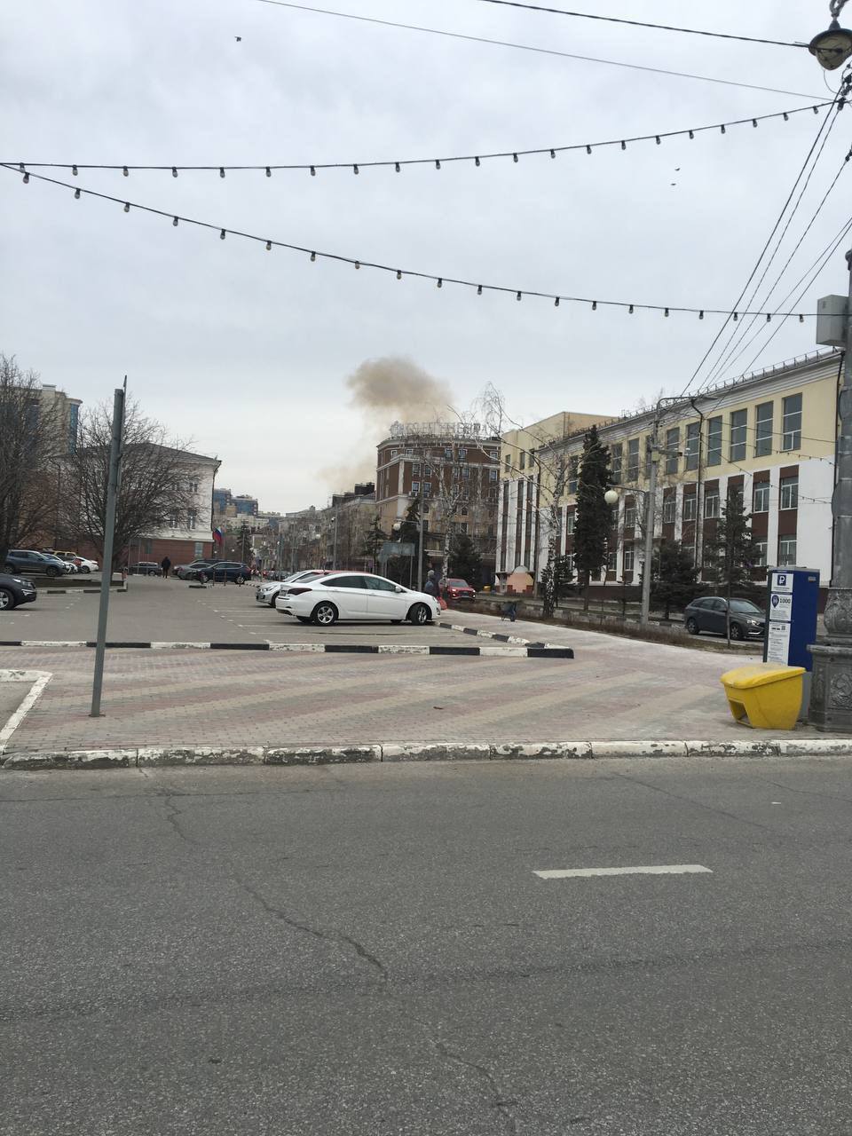 В Белгороде дрон атаковал здание ФСБ, поднялся дым. Фото