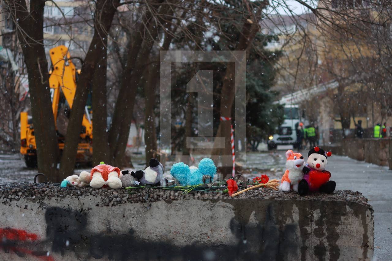 Під один із зруйнованих будинків люди принесли іграшки