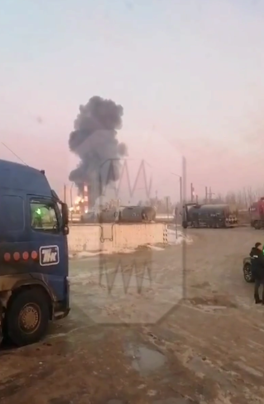 Поднялся "гриб" огня и дыма: момент удара дрона по нефтезаводу в Рязани попал на видео