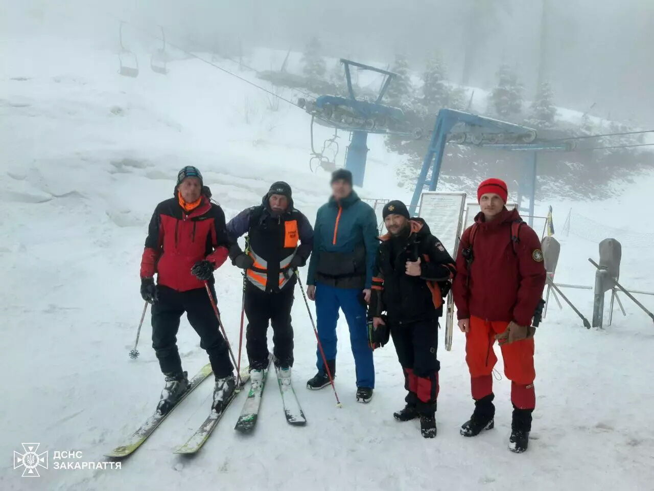 На Закарпатье горные спасатели нашли туриста из Киева, заблудившегося на Драгобрате. Фото