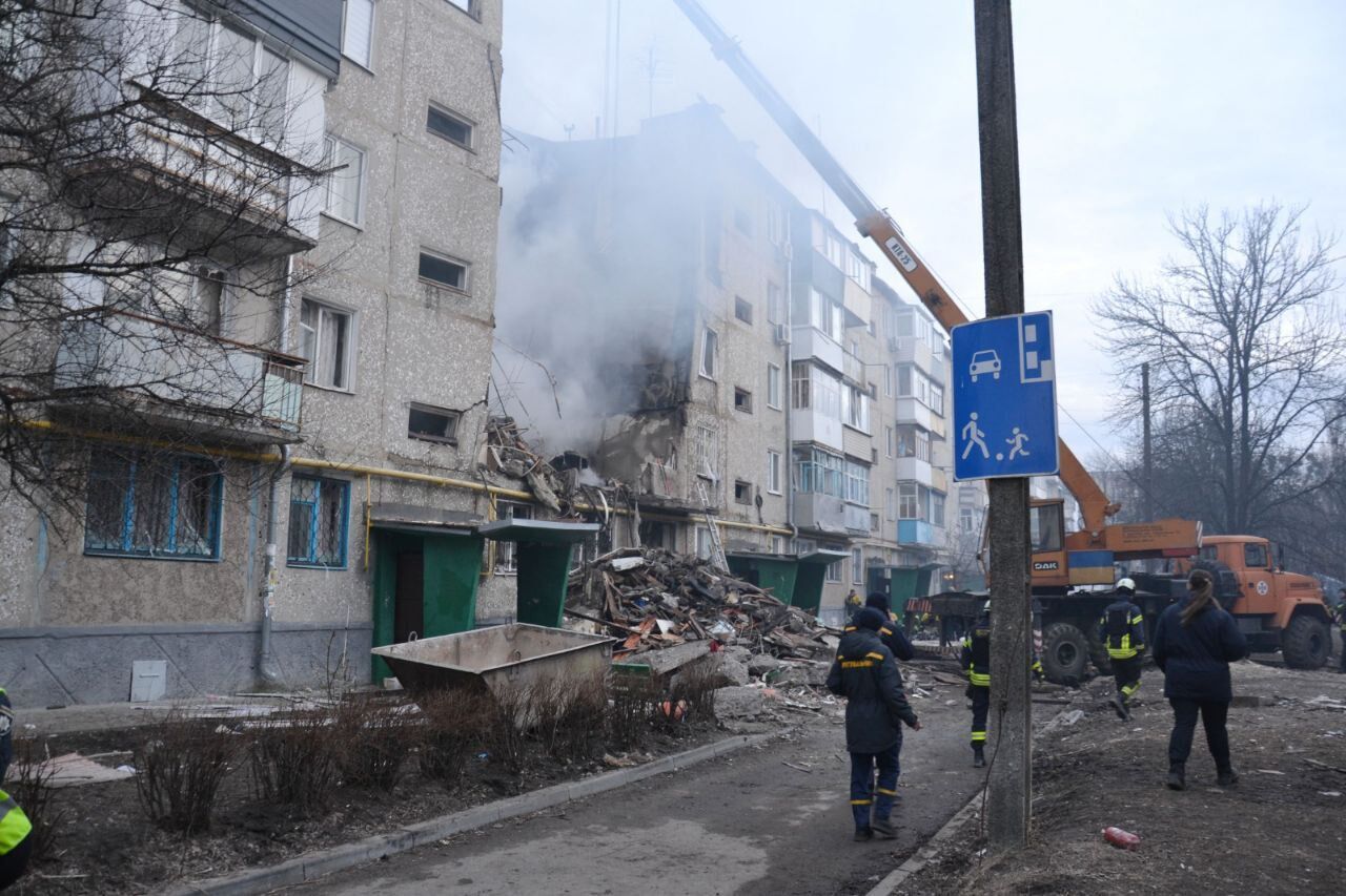 Оккупанты атаковали Сумы, есть попадания в жилой дом и погибшие: из-под завалов спасли 10 человек. Фото