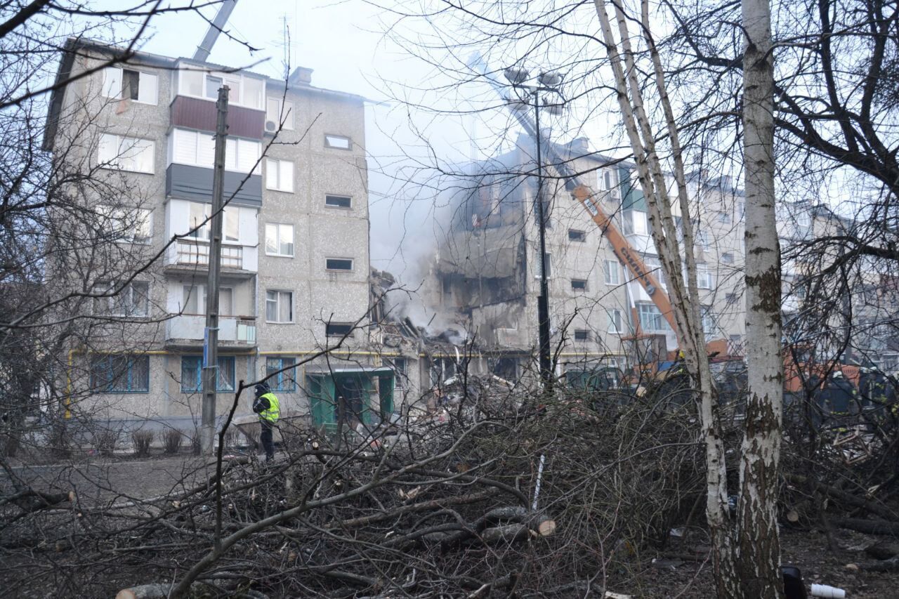 "Несколько этажей сложились один на один": в ГСЧС рассказали о последствиях удара РФ по дому в Сумах. Видео