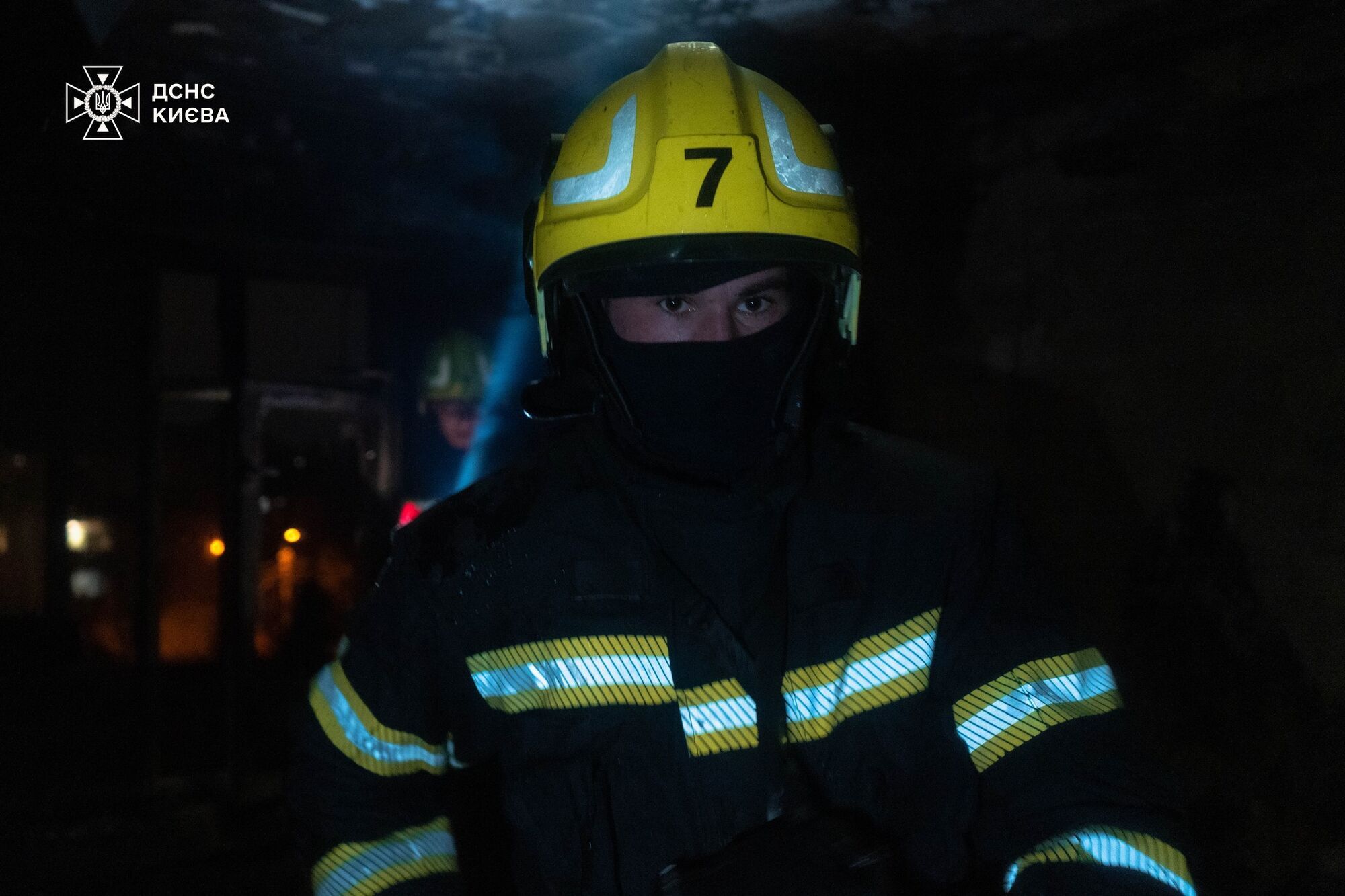 У Києві під час пожежі в квартирі рятувальники виявили тіла двох осіб: подробиці трагедії. Фото