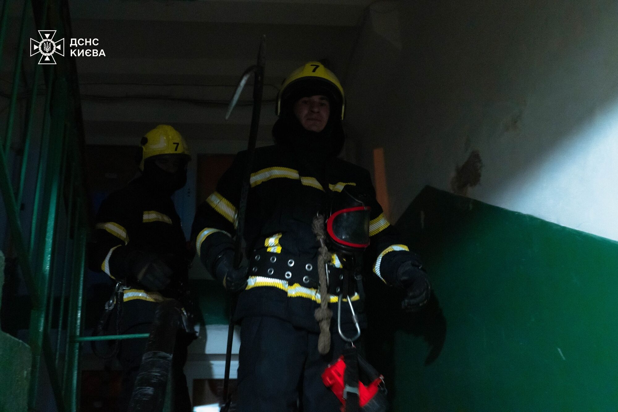 У Києві під час пожежі в квартирі рятувальники виявили тіла двох осіб: подробиці трагедії. Фото