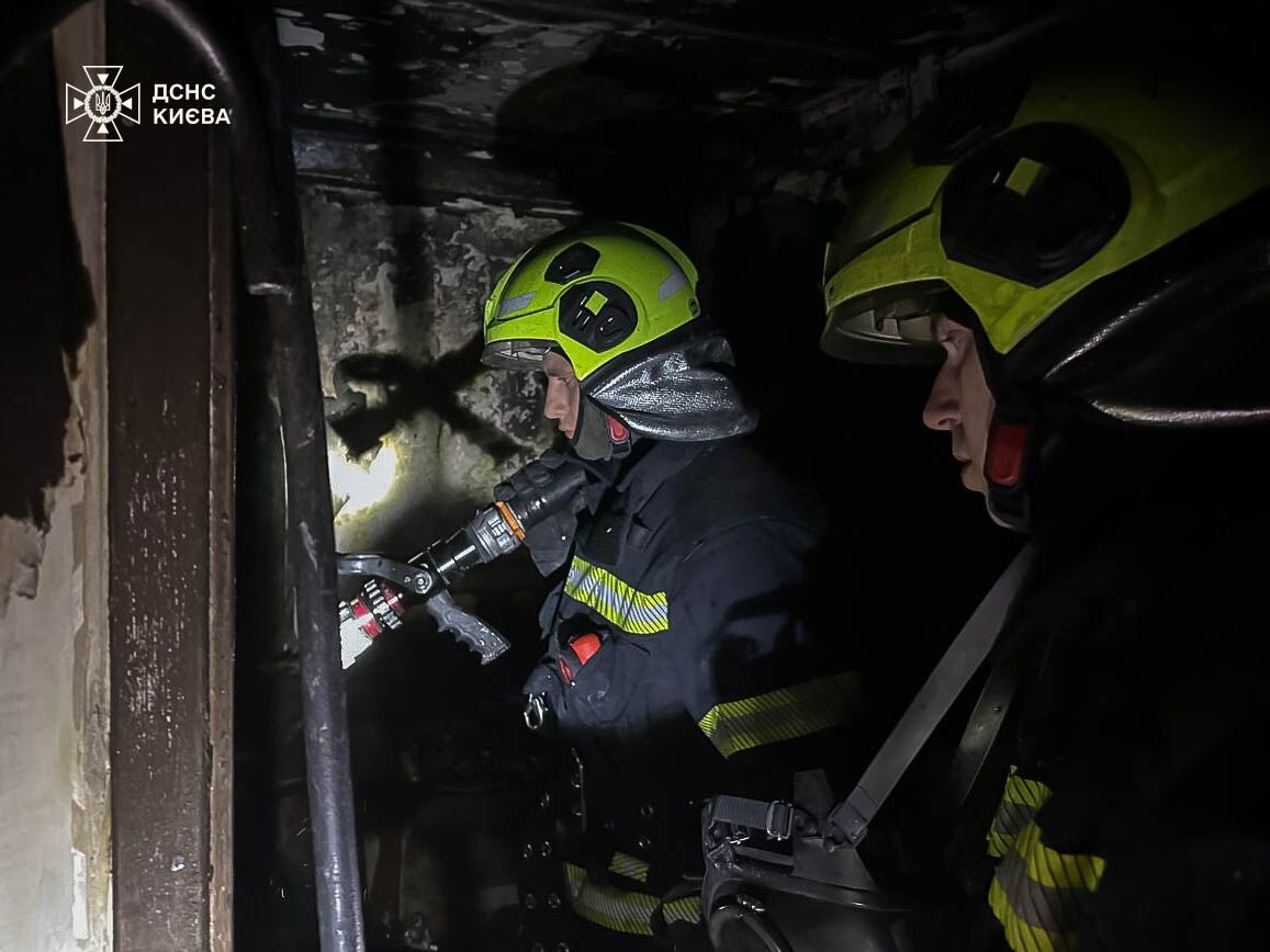 У Києві під час пожежі в квартирі рятувальники виявили тіла двох осіб: подробиці трагедії. Фото