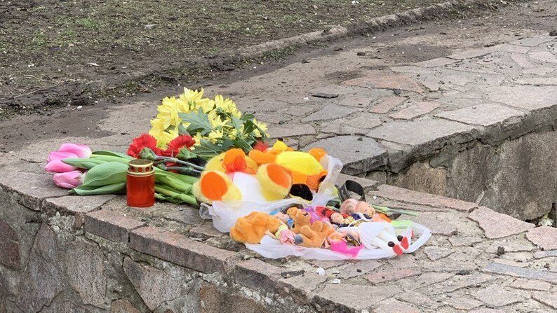 "За що?" Донька загиблої внаслідок удару РФ по Кривому Рогу жінки принесла квіти на місце трагедії. Відео
