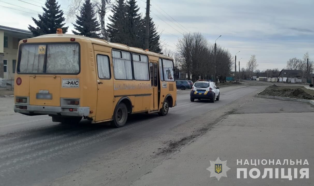 Ворог знищив міст, села рівняють із землею: поліція показала кадри евакуації з прикордоння Сумщини. Відео