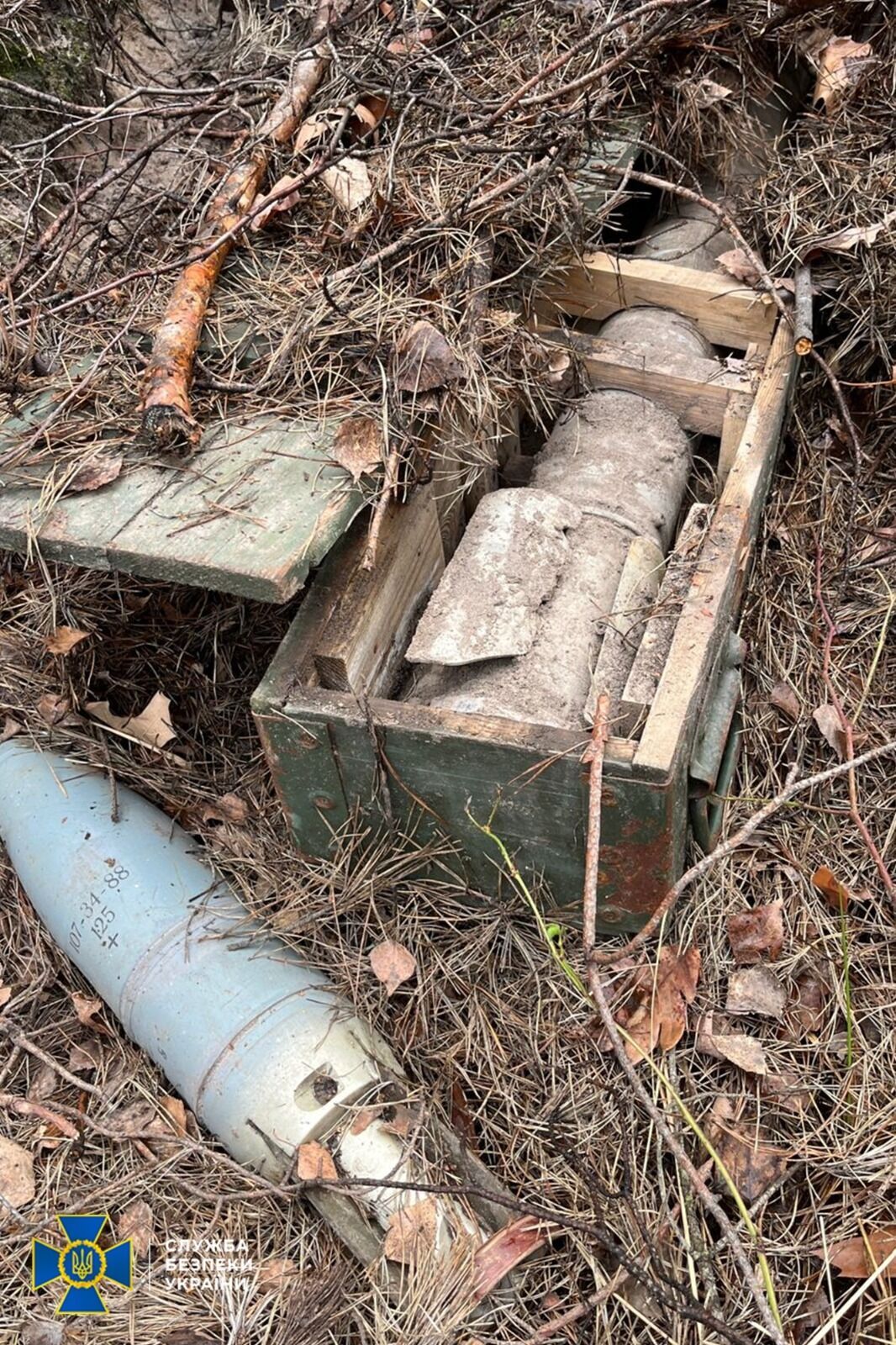 БРДМ и выстрелы к гранатометам: под Киевом СБУ обнаружила несколько российских схронов с оружием. Фото