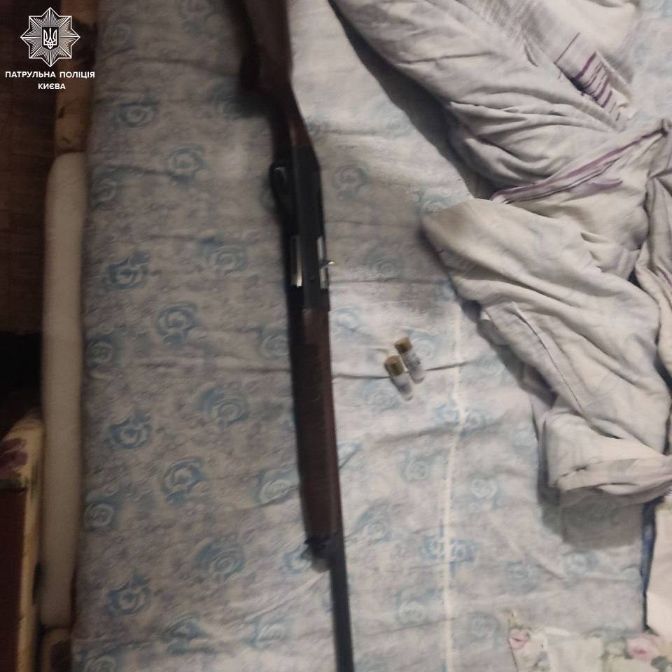 У Києві чоловік під час сварки із 87-річною матір’ю відкрив стрілянину з рушниці в квартирі. Фото