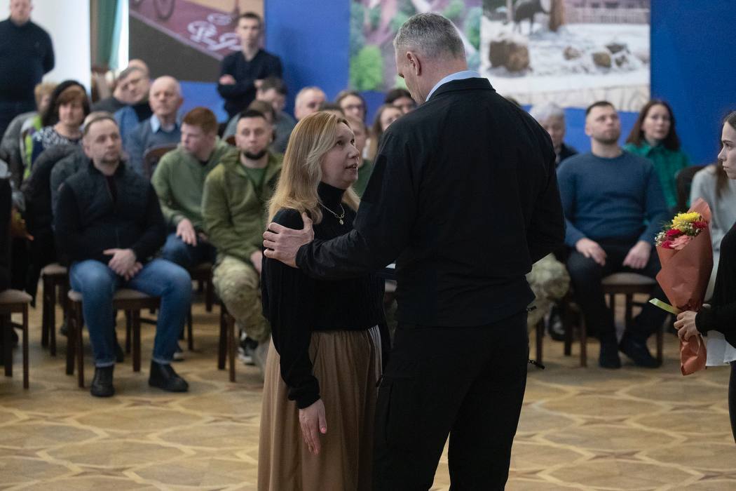"Є свідченням шани нашим Захисникам та Захисницям": Кличко вручив відзнаки від столиці сім’ям загиблих воїнів. Фото