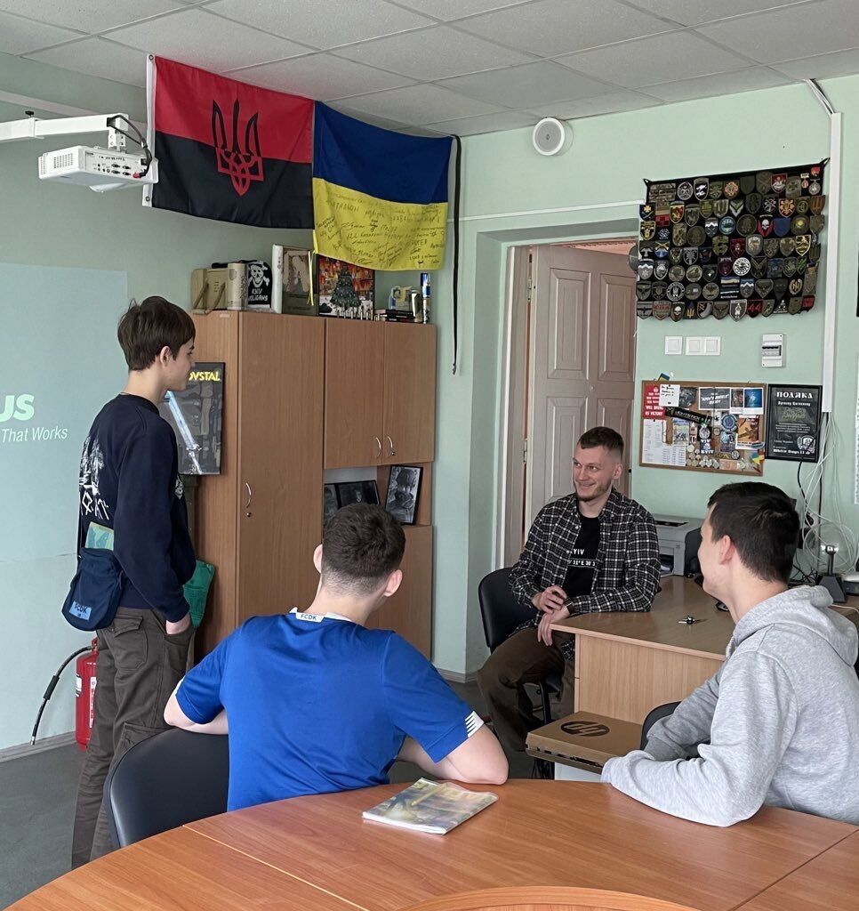 "Діти знають, хто їхній ворог". Молодий вчитель Руслан Циганков – про дружбу з учнями, проблеми освіти і прапор Росії біля входу в його кабінет