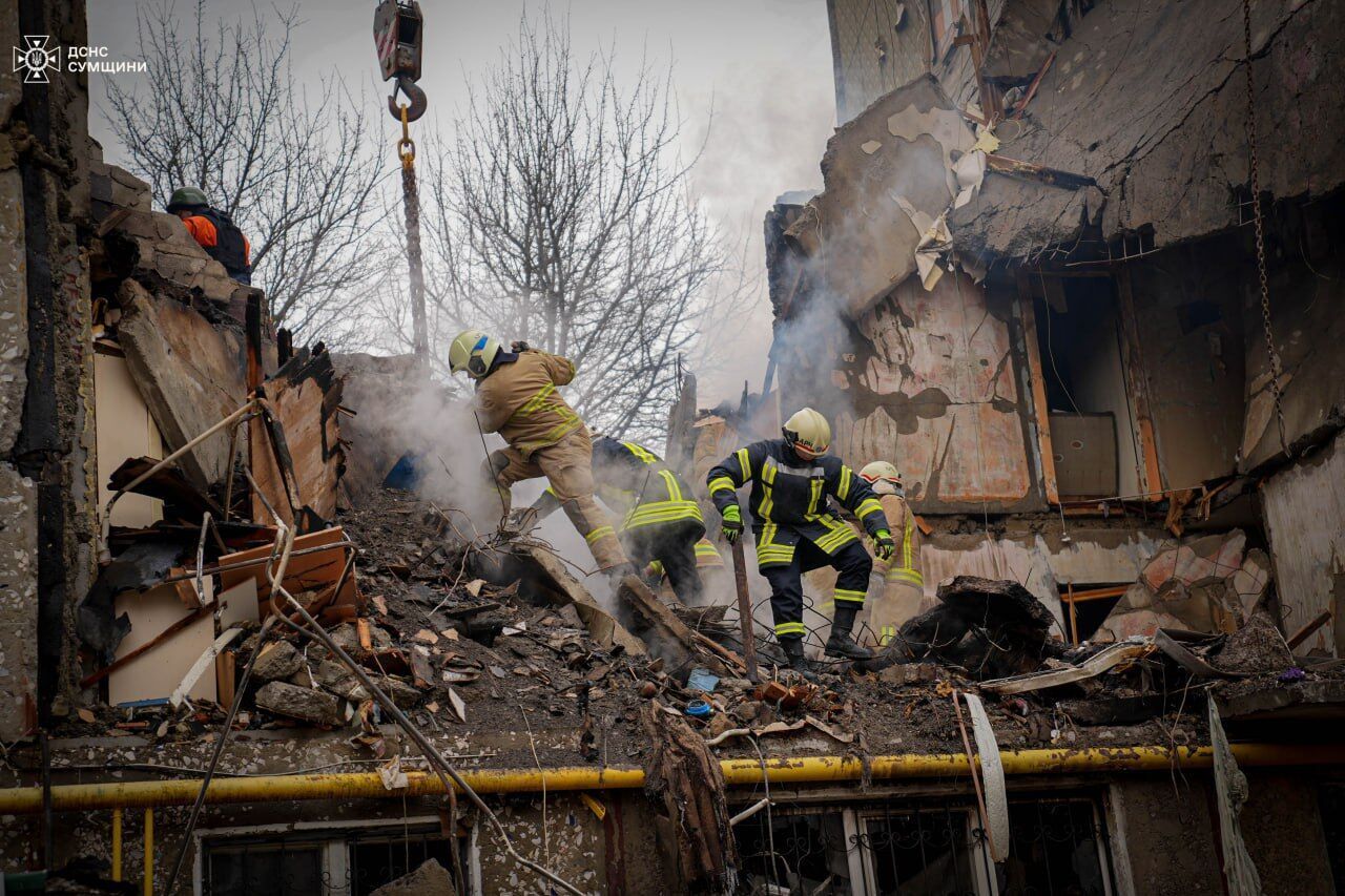 В Сумах из-под завалов дома достали тело мужчины: поисковые работы продолжаются. Видео