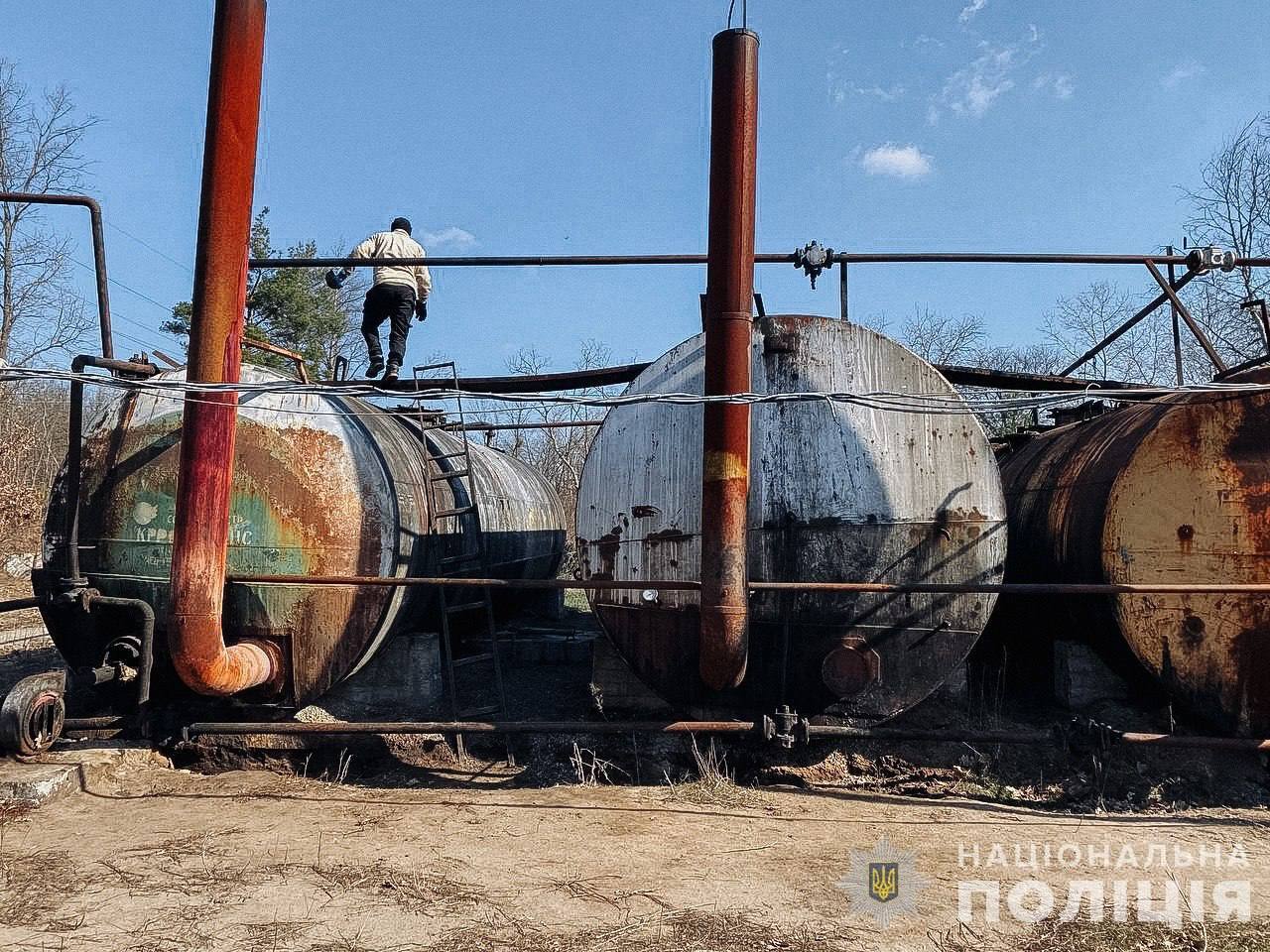 Нацполіція ліквідувала злочинну групу, яка викрадала нафтосировину з центральних магістралей. Фото і відео