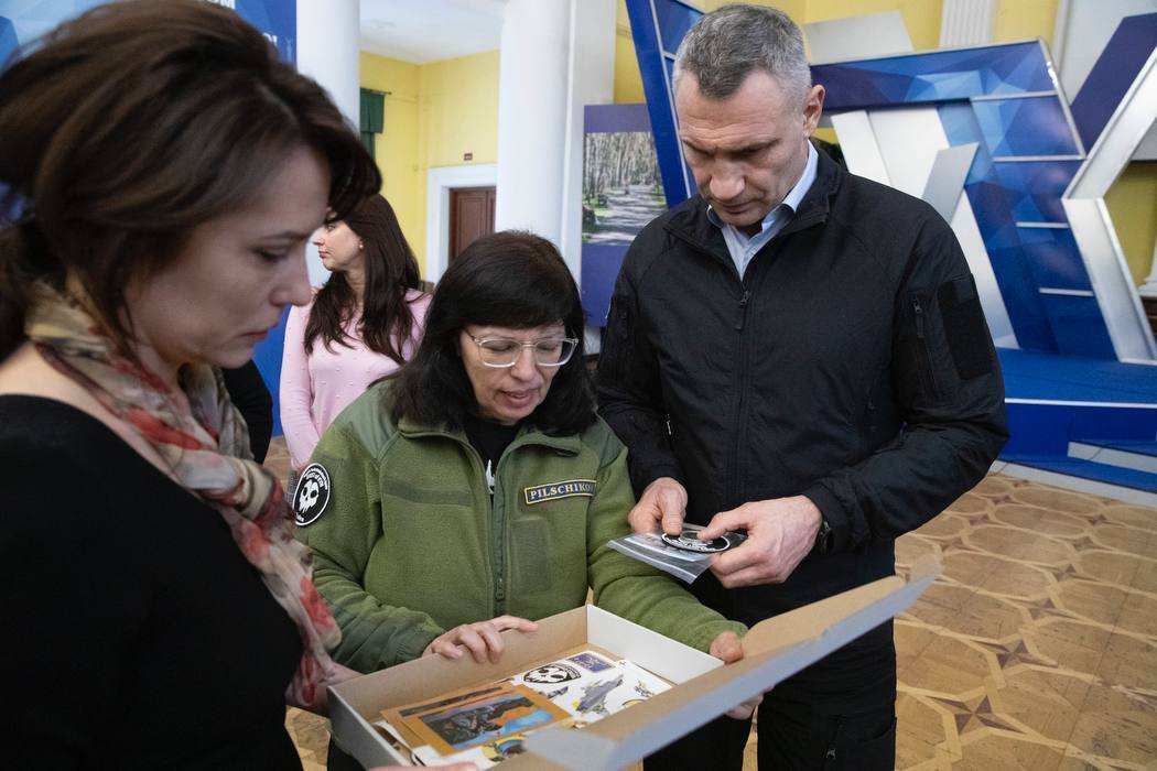 "Є свідченням шани нашим Захисникам та Захисницям": Кличко вручив відзнаки від столиці сім’ям загиблих воїнів. Фото