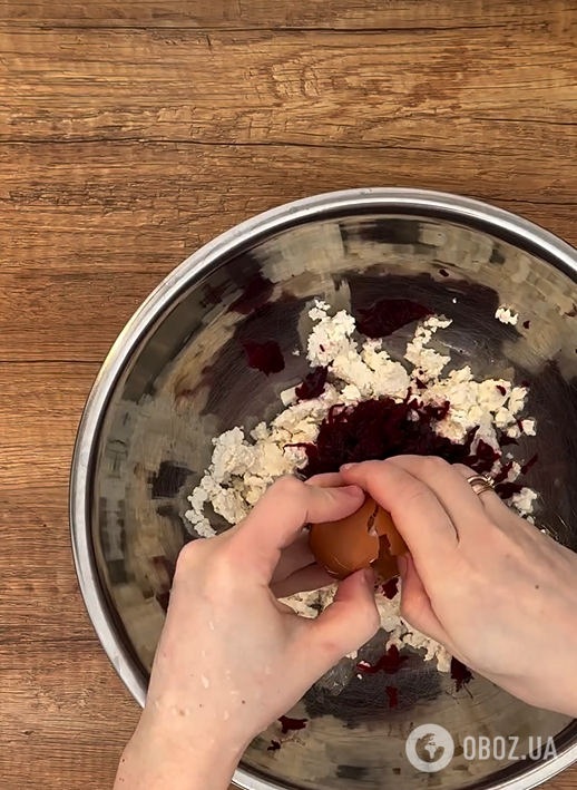 Ефектні рожеві кекси з сиру: чим пофарбувати тісто