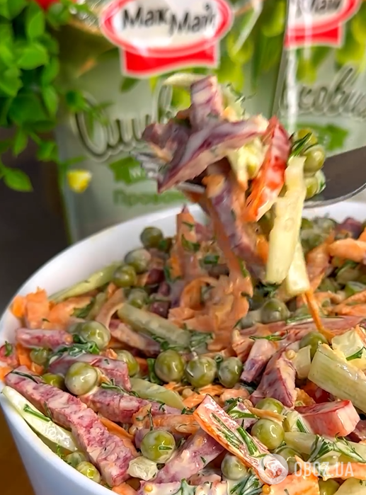 Элементарный салат с колбасой и горошком: отваривать ничего не нужно