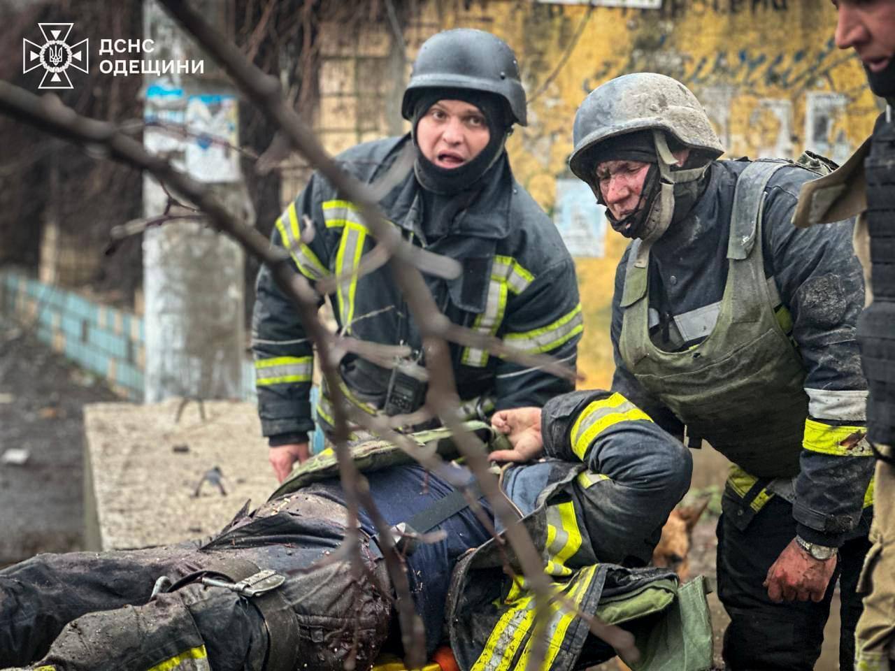 Оккупанты нанесли удар по Одессе, погибли 20 человек, десятки ранены: 16 марта объявлено днем траура. Фото