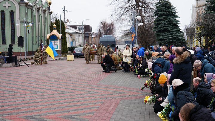 "Пекучий біль проймає серце": у Черкасах попрощалися з активістом Костянтином Мірошніченком, який загинув на фронті. Фото 