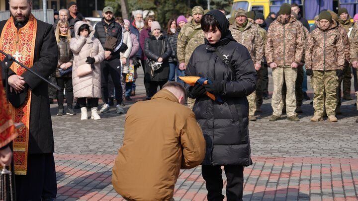 "Пекучий біль проймає серце": у Черкасах попрощалися з активістом Костянтином Мірошніченком, який загинув на фронті. Фото 
