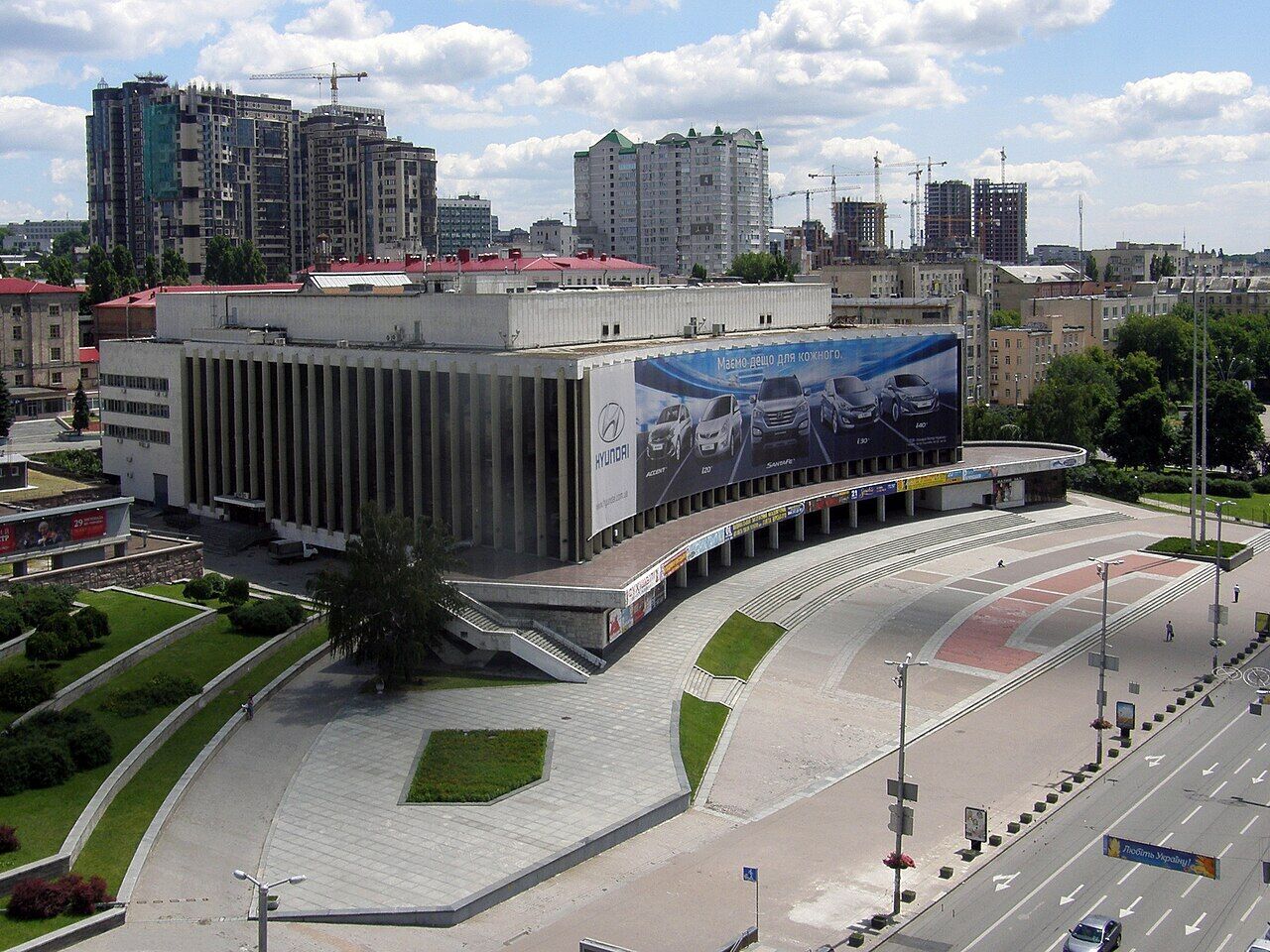 Начали строить секретно, без разрешения Москвы: история появления дворца "Украина" в Киеве. Фото