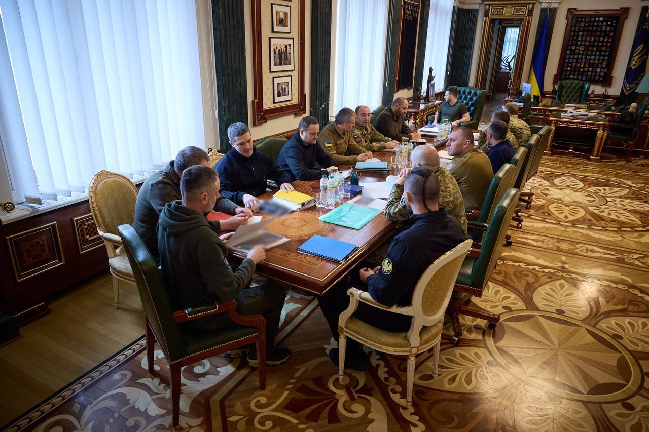 Зеленский провел важные военные совещания: определили уязвимые места врага. Фото