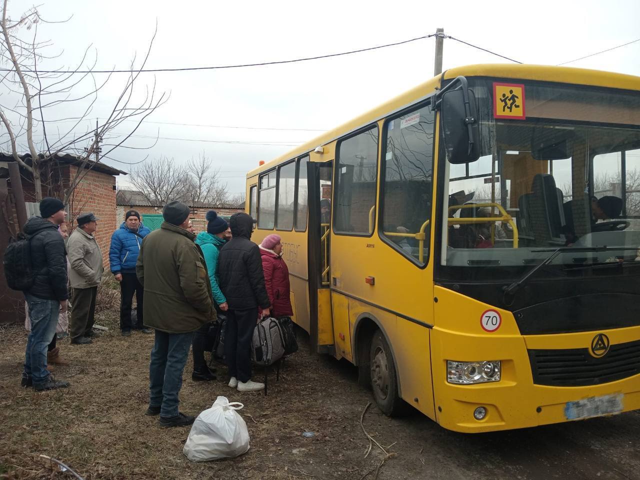 З прикордонних районів Сумщини евакуювали майже 200 людей. Фото