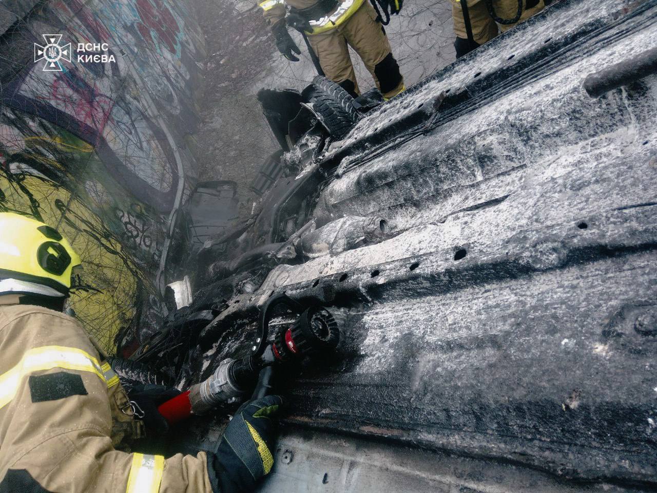 У Києві легковик злетів з дороги, перекинувся та загорівся. Подробиці і фото