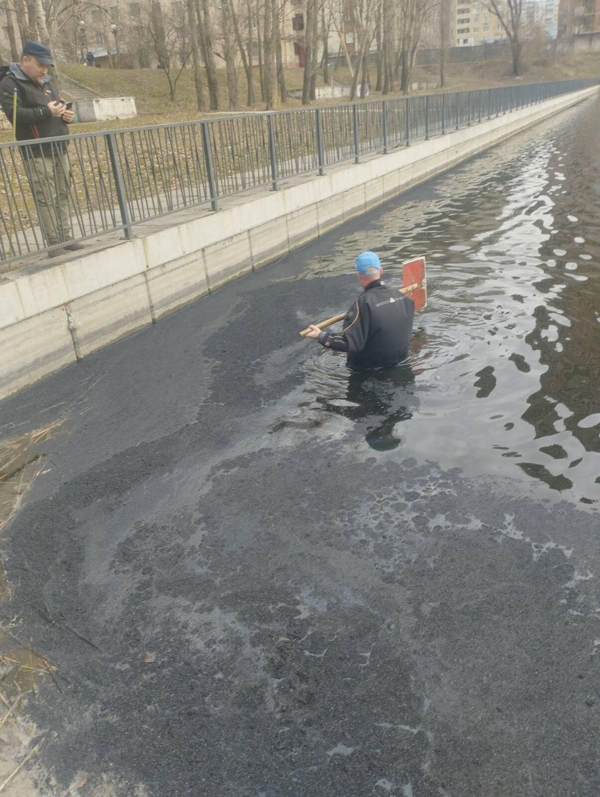 Второй случай с начала года: в Киеве неизвестные слили нефтепродукты в озеро на Оболони. Фото и подробности