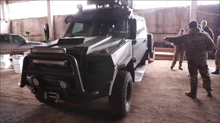 Передав дрони та броньоване авто: Кличко відвідав захисників України на Донбасі та анонсував нову допомогу. Відео