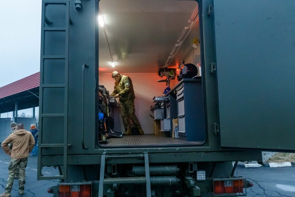 Порошенко привіз морпіхам на південь FPV-дрони, "Мавіки" та квадроцикли для евакуації поранених