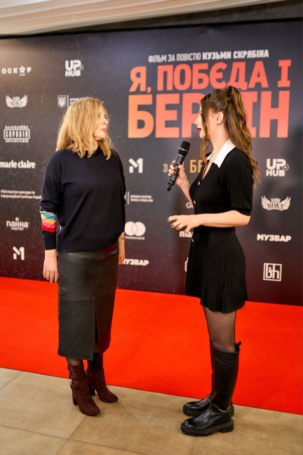 Супруга и дочь Кузьмы Скрябина, которые редко выходят в свет, посетили премьеру "Я, "Победа" и Берлин". Фото
