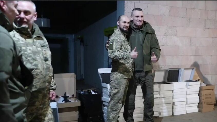 Передав дрони та броньоване авто: Кличко відвідав захисників України на Донбасі та анонсував нову допомогу. Відео