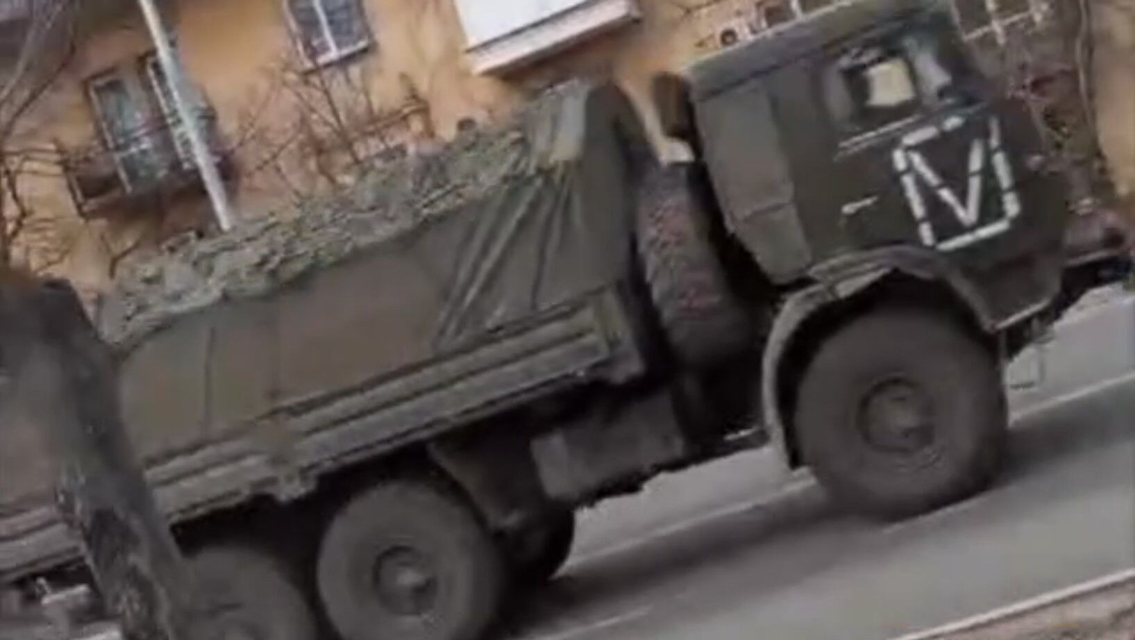 Россия перебрасывает в сторону Бердянска грузовики с новой маркировкой: появились подробности. Видео