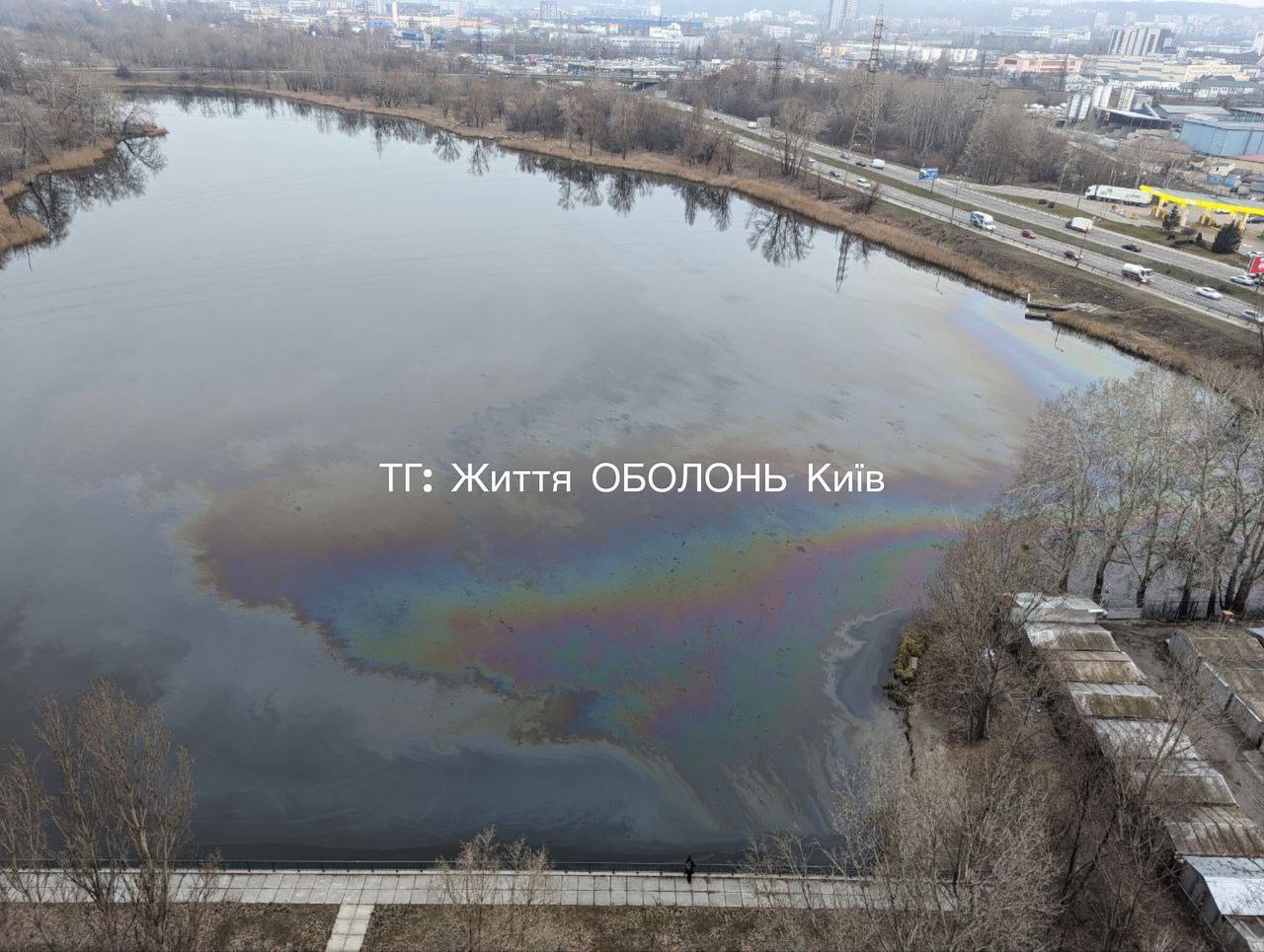 Второй случай с начала года: в Киеве неизвестные слили нефтепродукты в озеро на Оболони. Фото и подробности